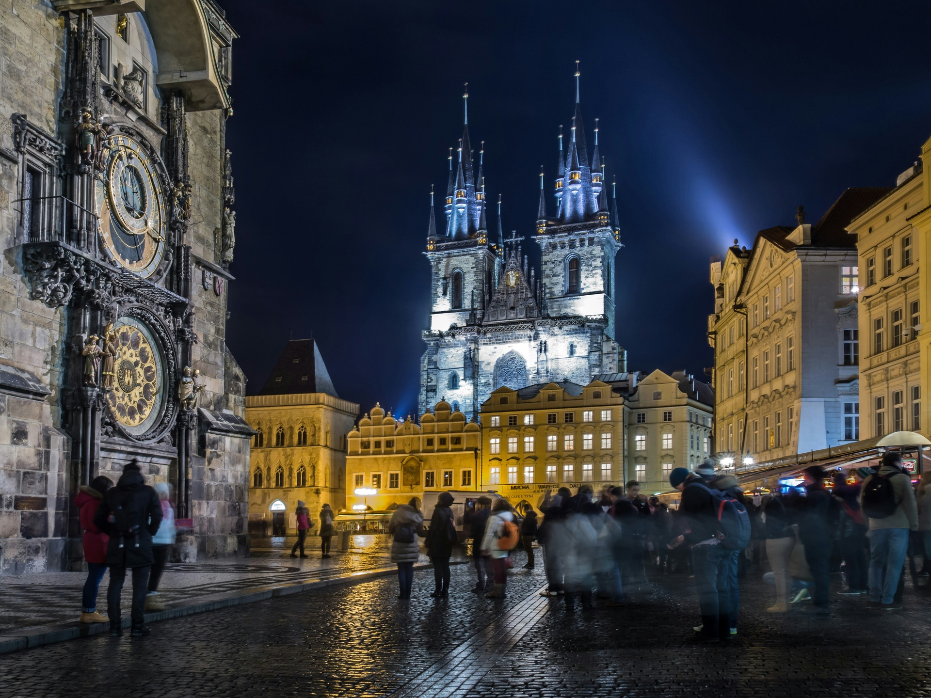 Mercado navideño iluminado en la Plaza de la Ciudad Vieja de Praga