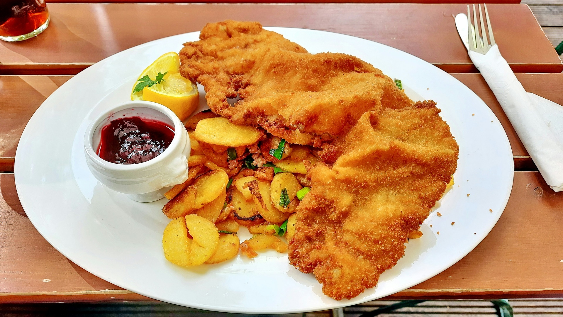 Wiener Schnitzel servido en un restaurante tradicional vienés