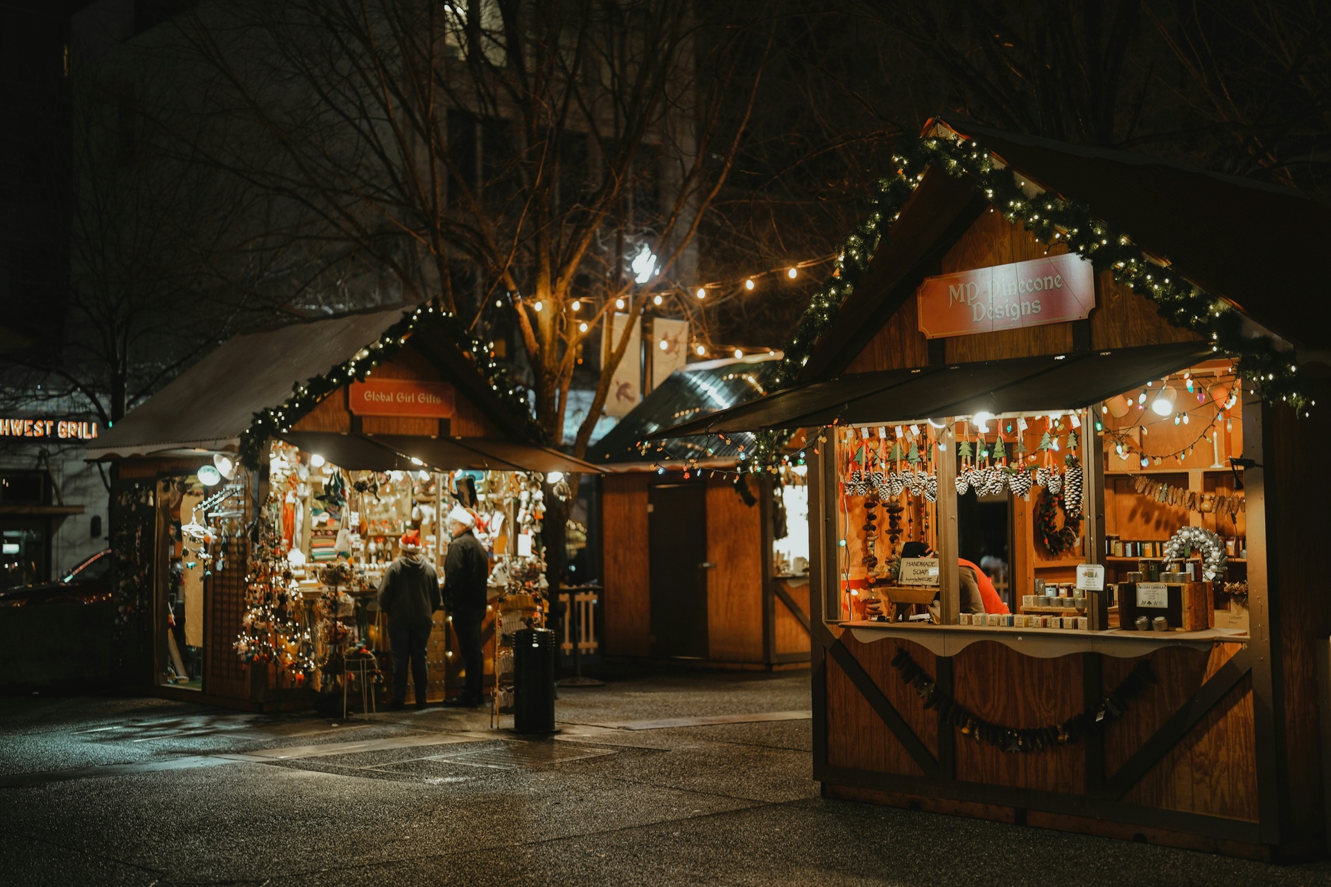 Casetas de madera iluminadas en un mercado navideño americano