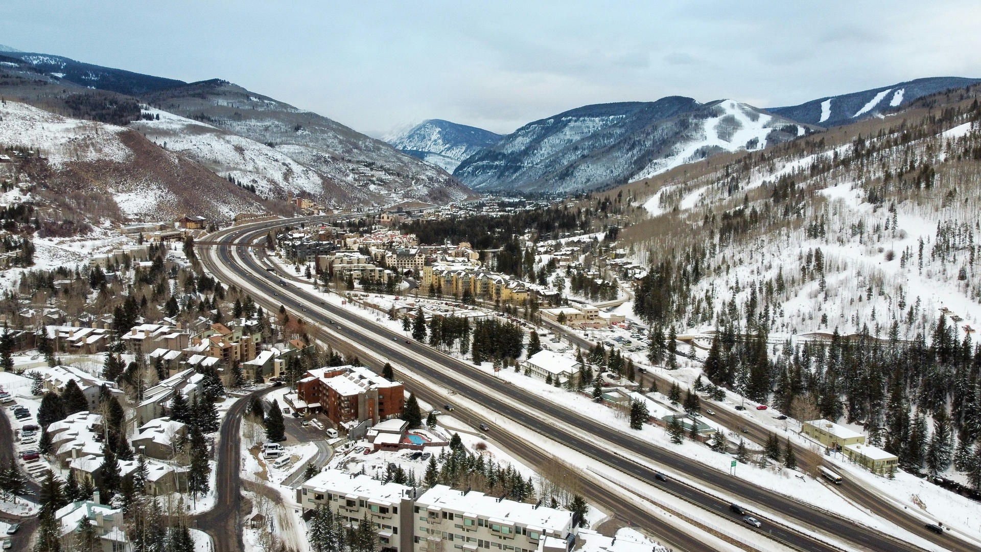 Pueblo alpino de Vail Colorado cubierto de nieve en Navidad