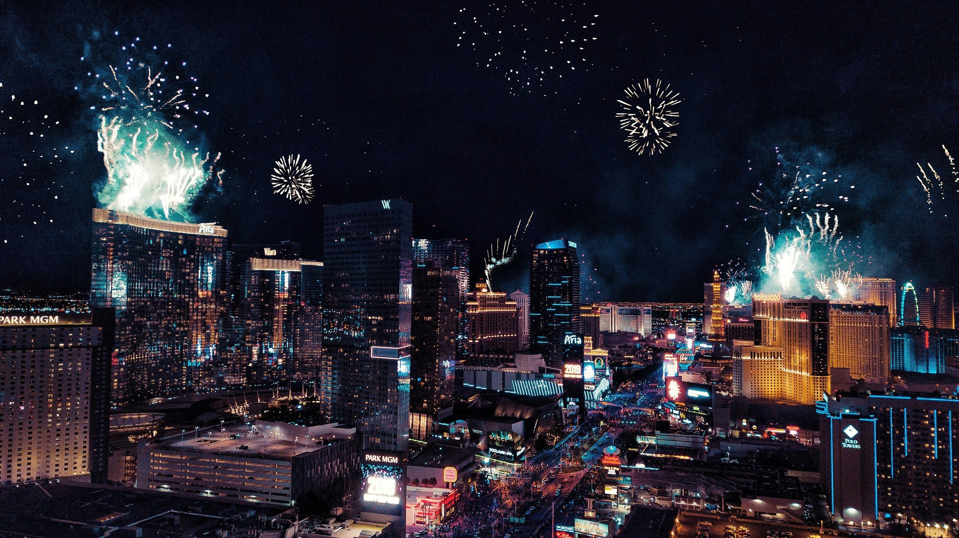Fuegos artificiales estallando sobre los hoteles del Strip en Año Nuevo