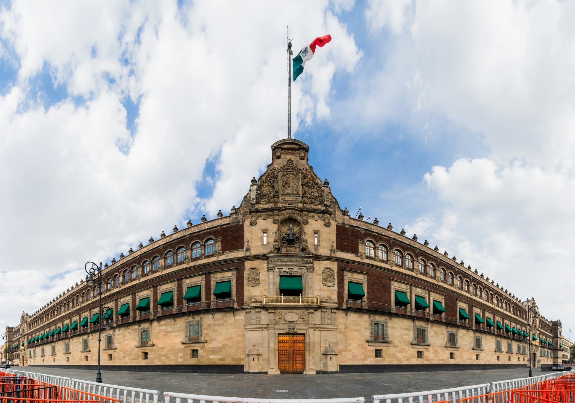 Bandera monumental ondeando en el Zócalo de la Ciudad de México