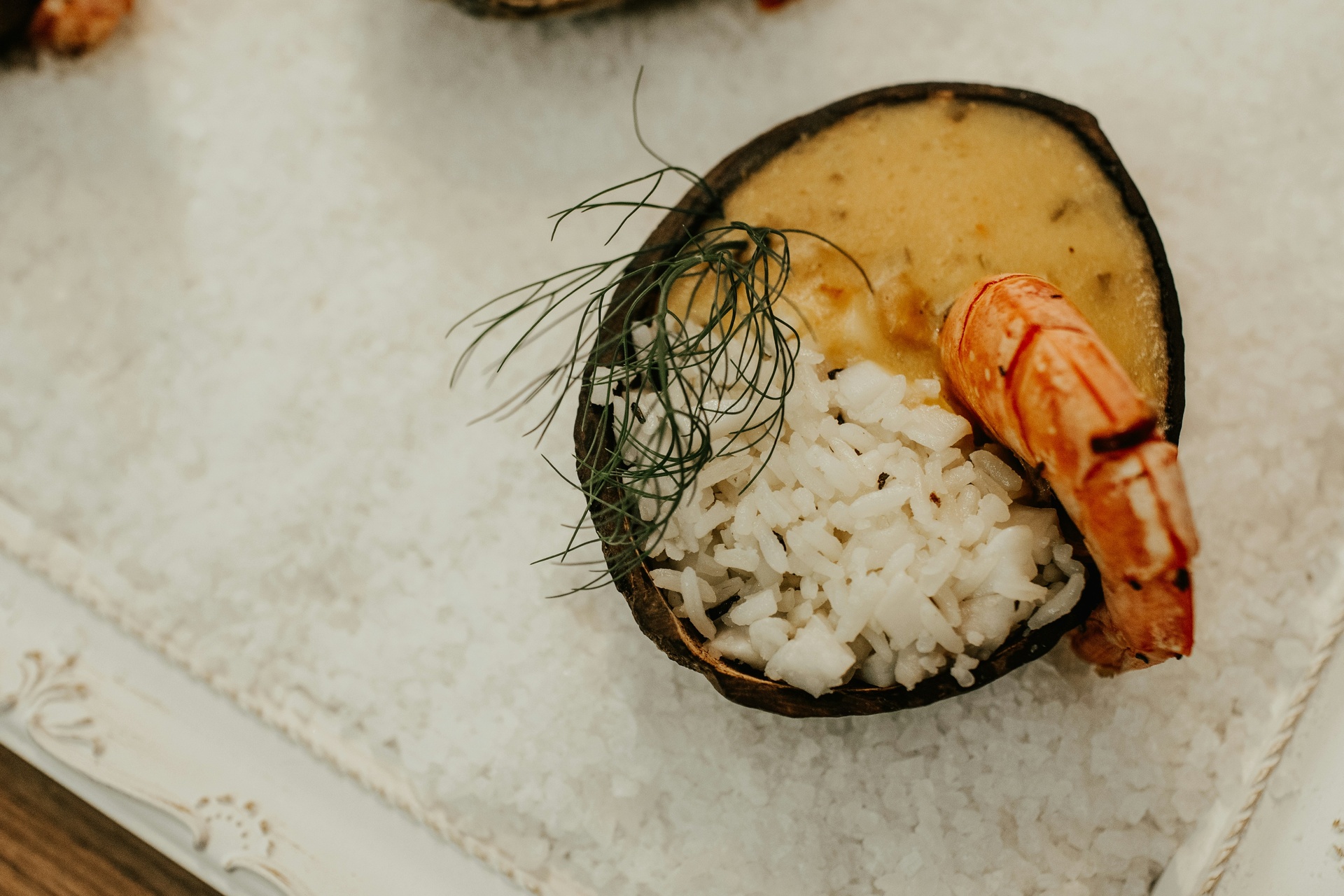 Plato de mariscos caribeños servido con arroz con coco