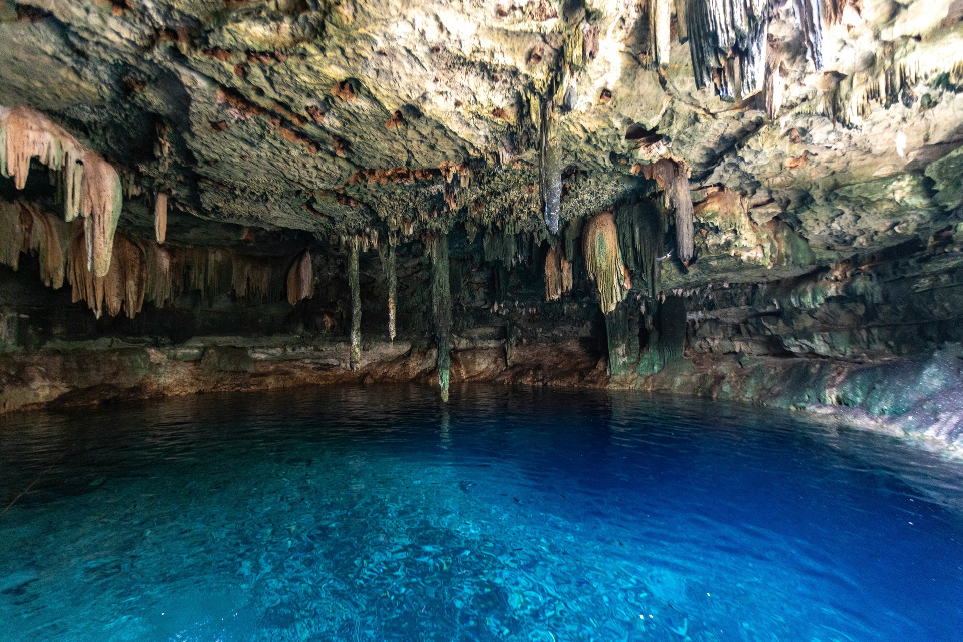 Cenote de agua turquesa cerca de Chichén Itzá