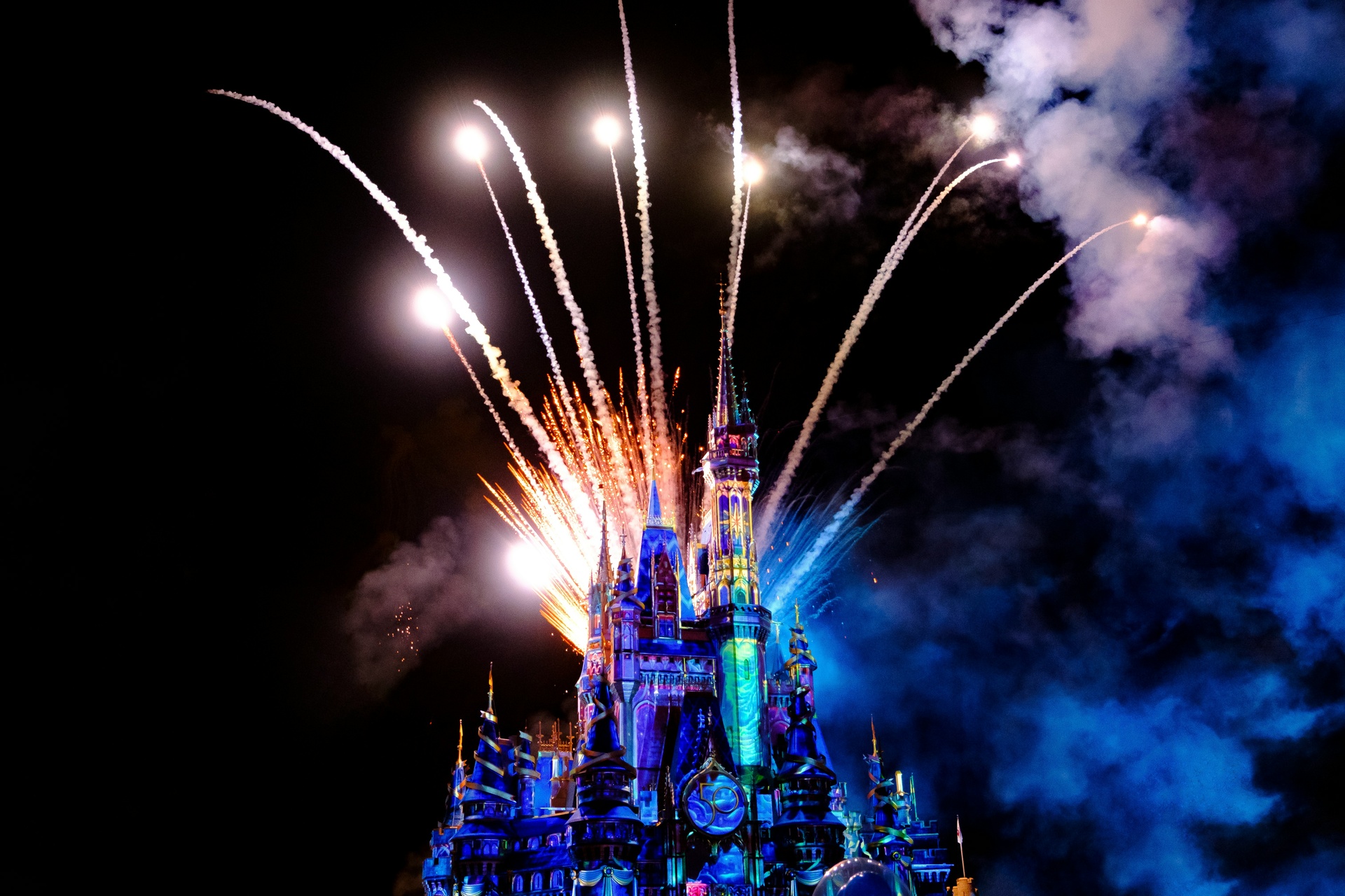Castillo de Disney en Orlando con fuegos artificiales