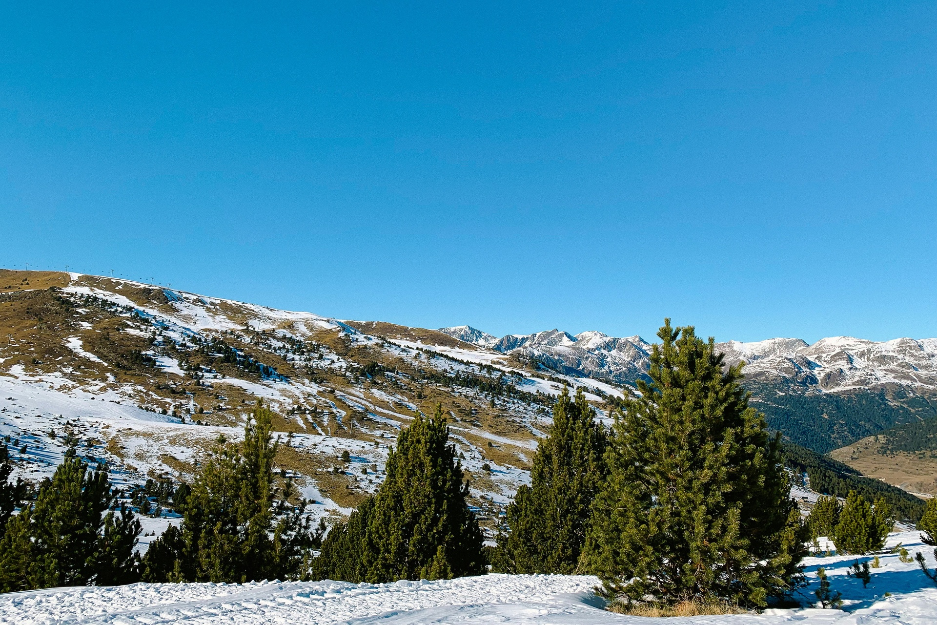 Pistas de esquí nevadas en las montañas de Andorra