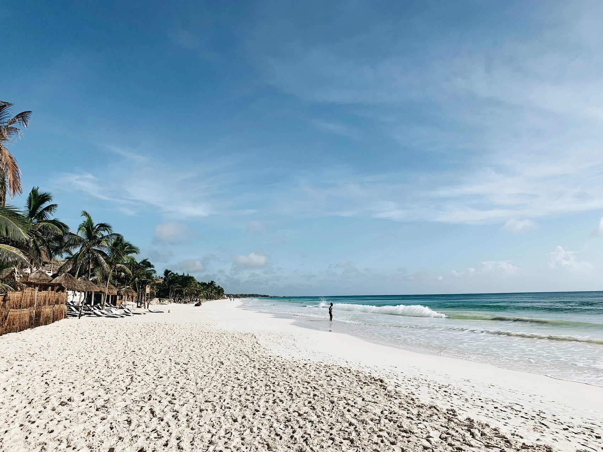 Playa de Tulum con palmeras y arena blanca
