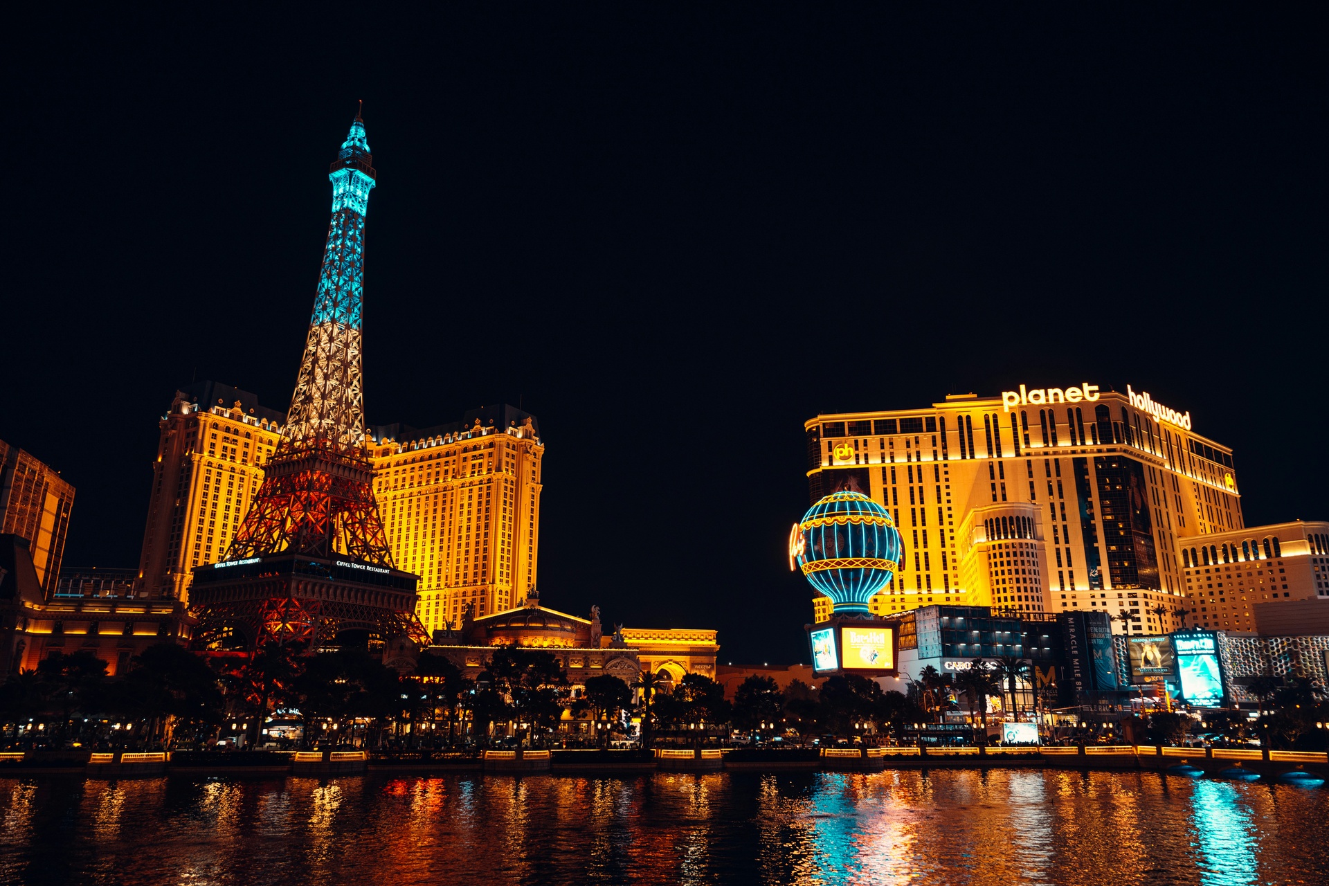 Vista nocturna del Strip de Las Vegas iluminado