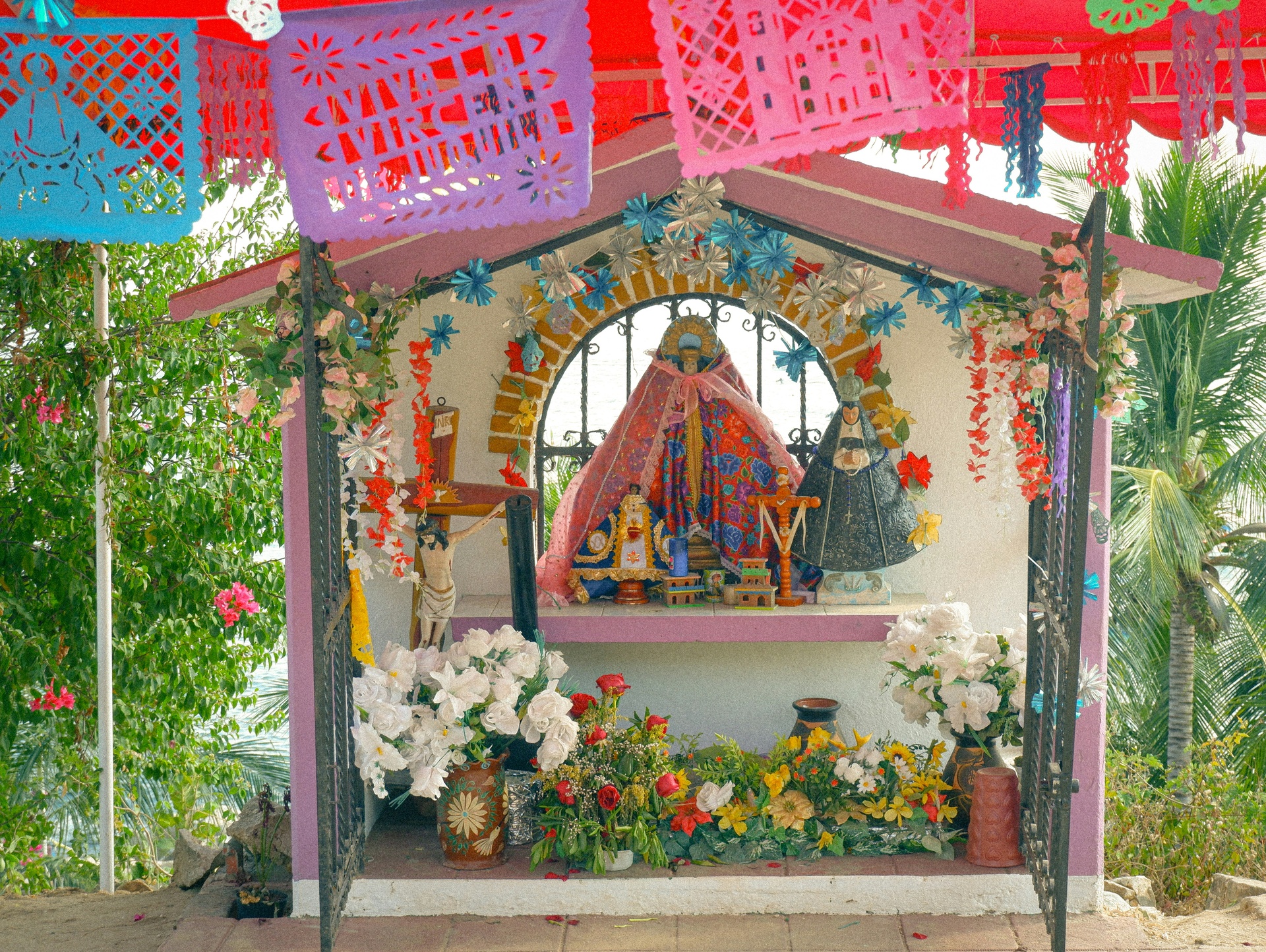 Ofrenda monumental de Día de Muertos con flores de cempasúchil y veladoras