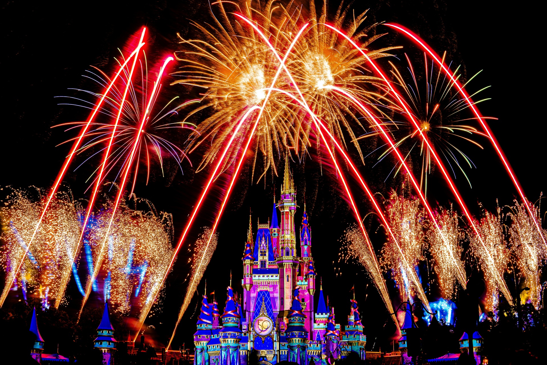Castillo de Disney iluminado con decoración navideña