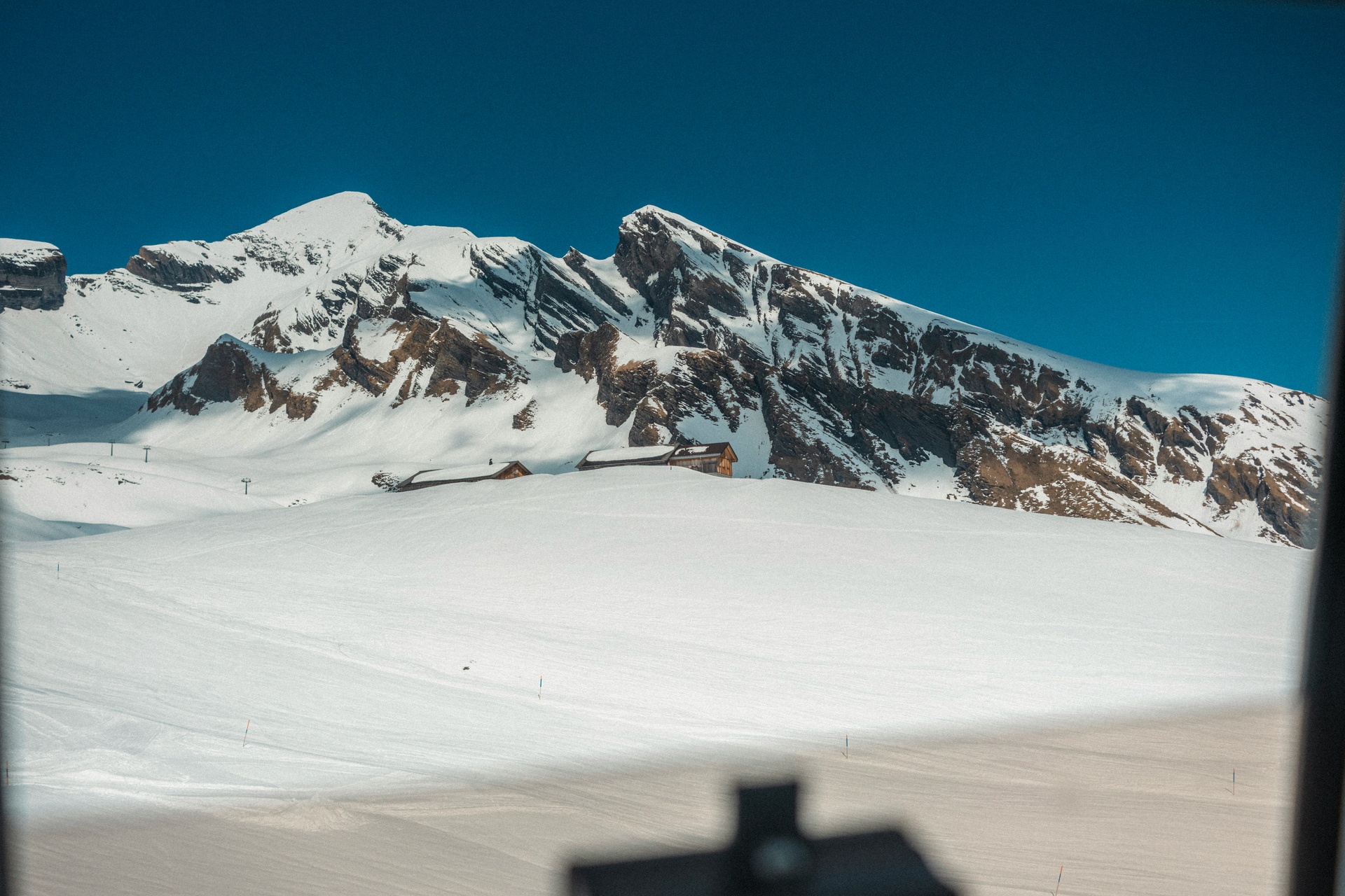 Pueblo de Grindelwald cubierto de nieve con los Alpes al fondo