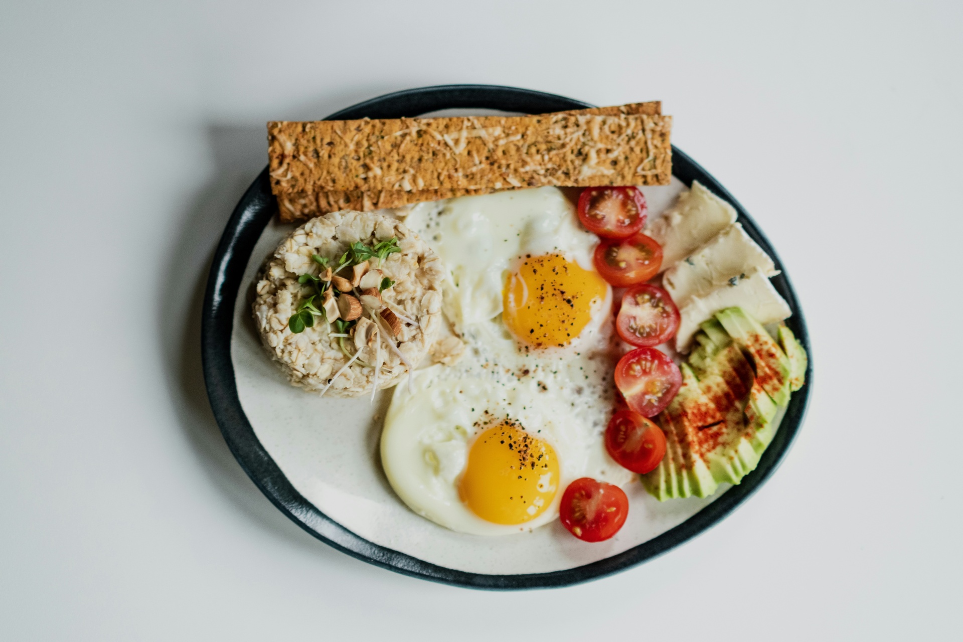 Platillo de brunch estilo americano servido en restaurante