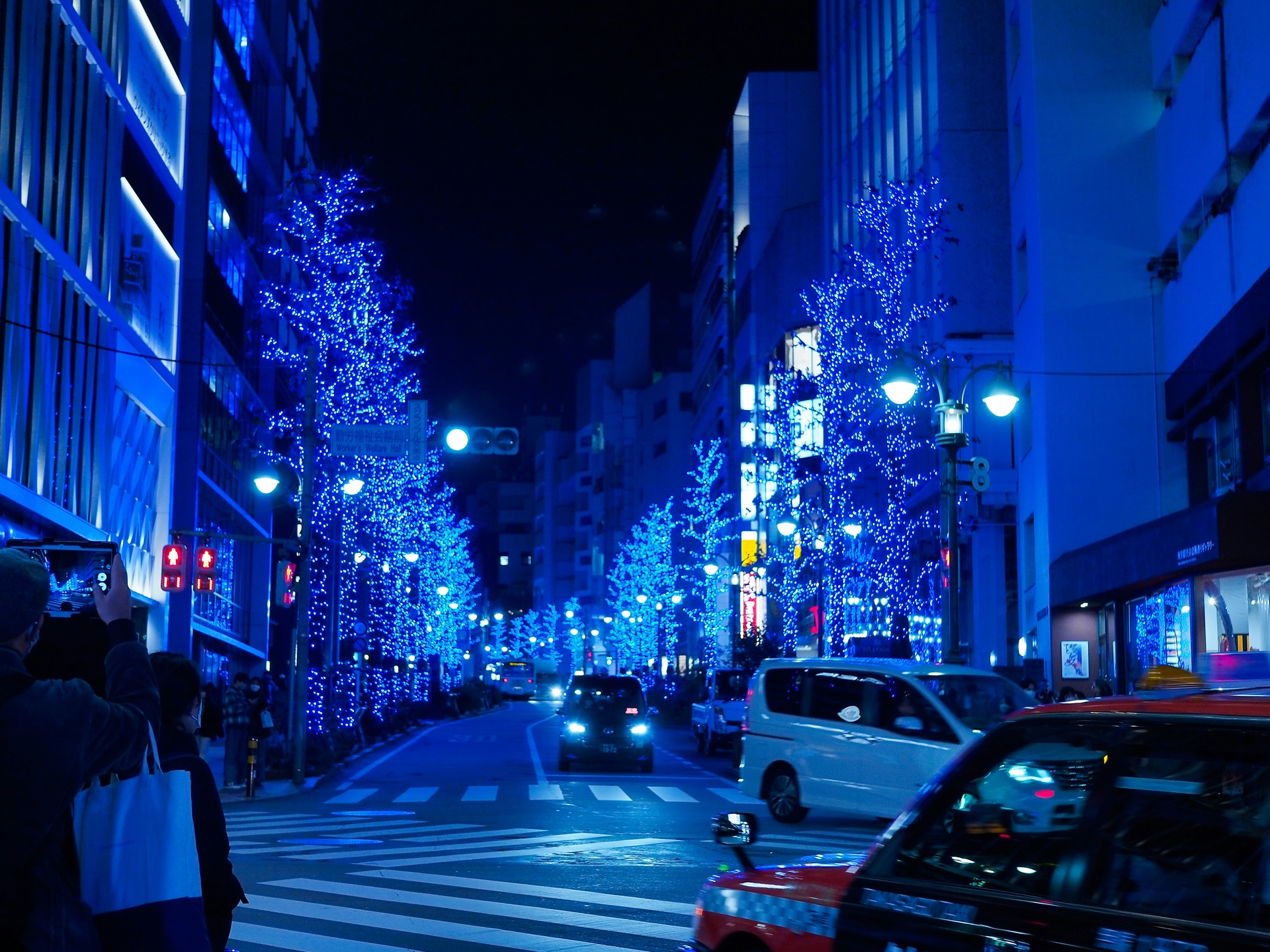 Iluminaciones navideñas en una calle de Tokio en invierno