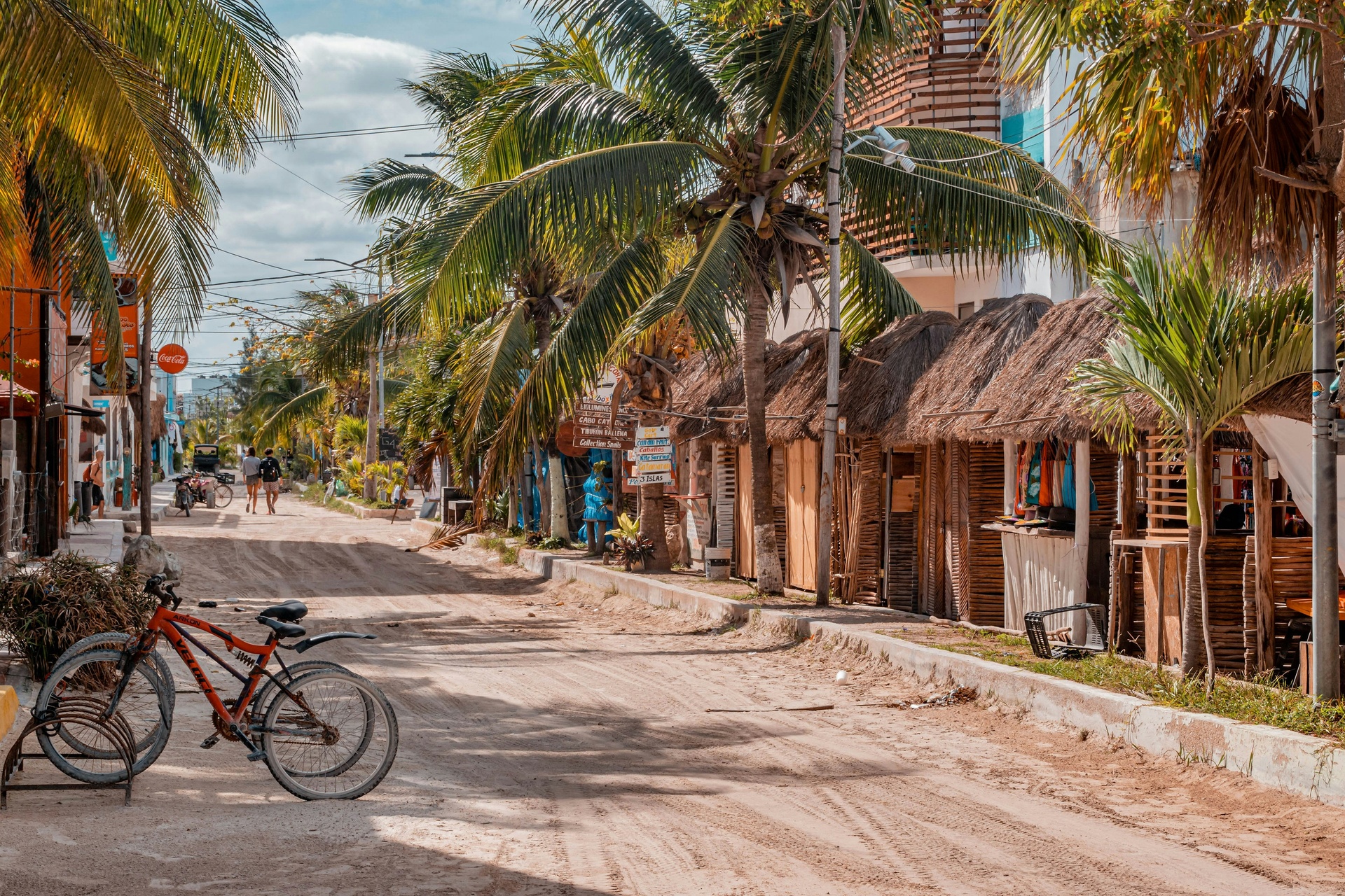 Playa de Holbox con palmeras y agua turquesa