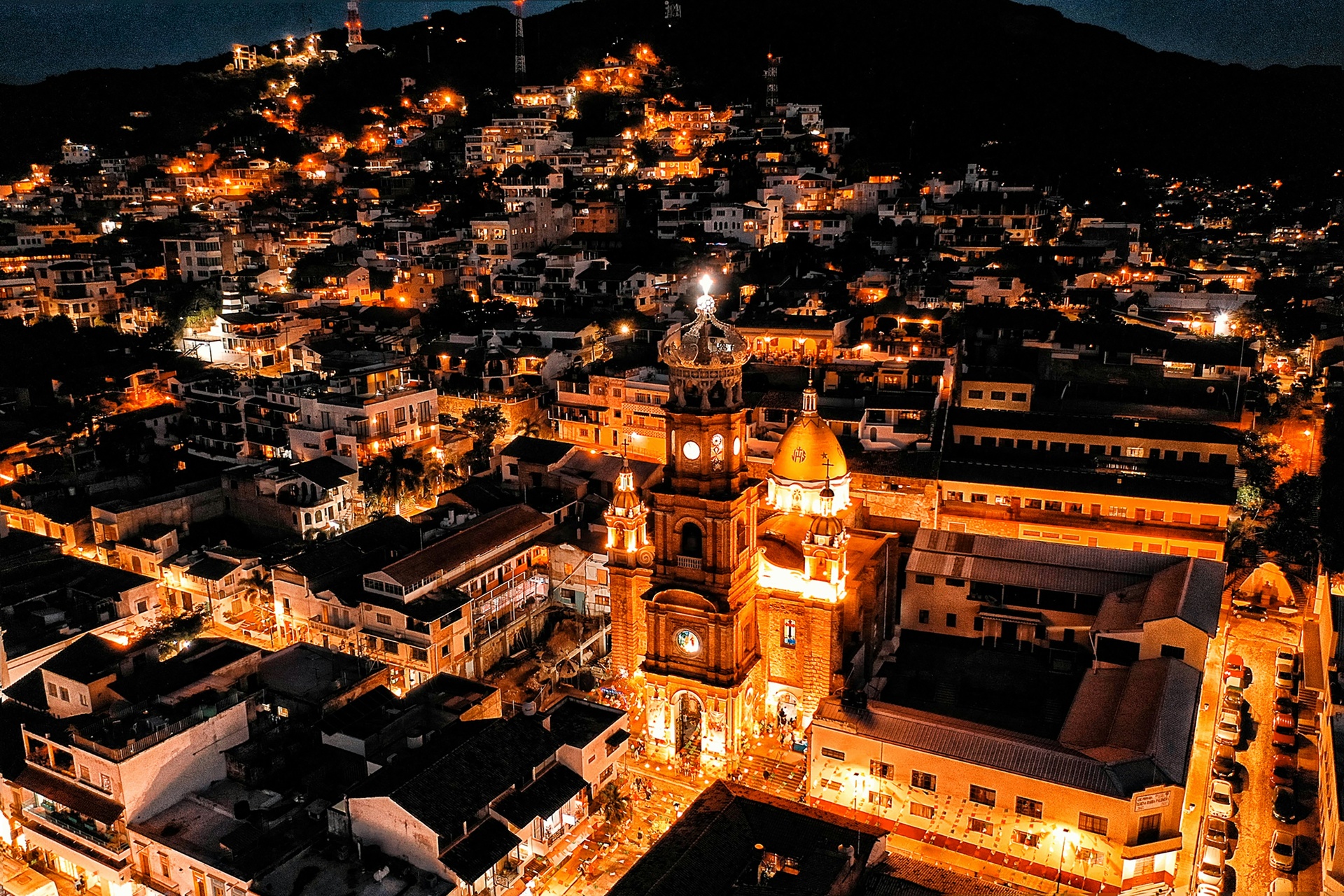 El malecón de Puerto Vallarta iluminado durante la noche