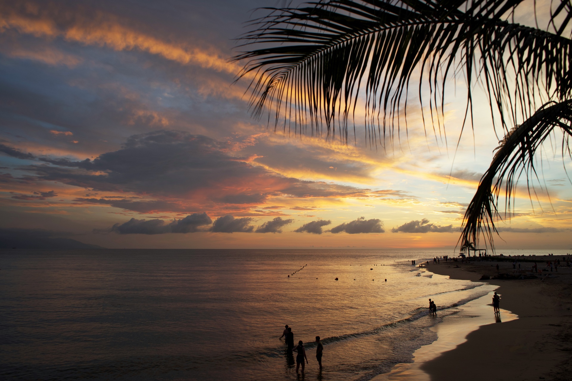 Vista de la bahía de Puerto Vallarta desde la playa