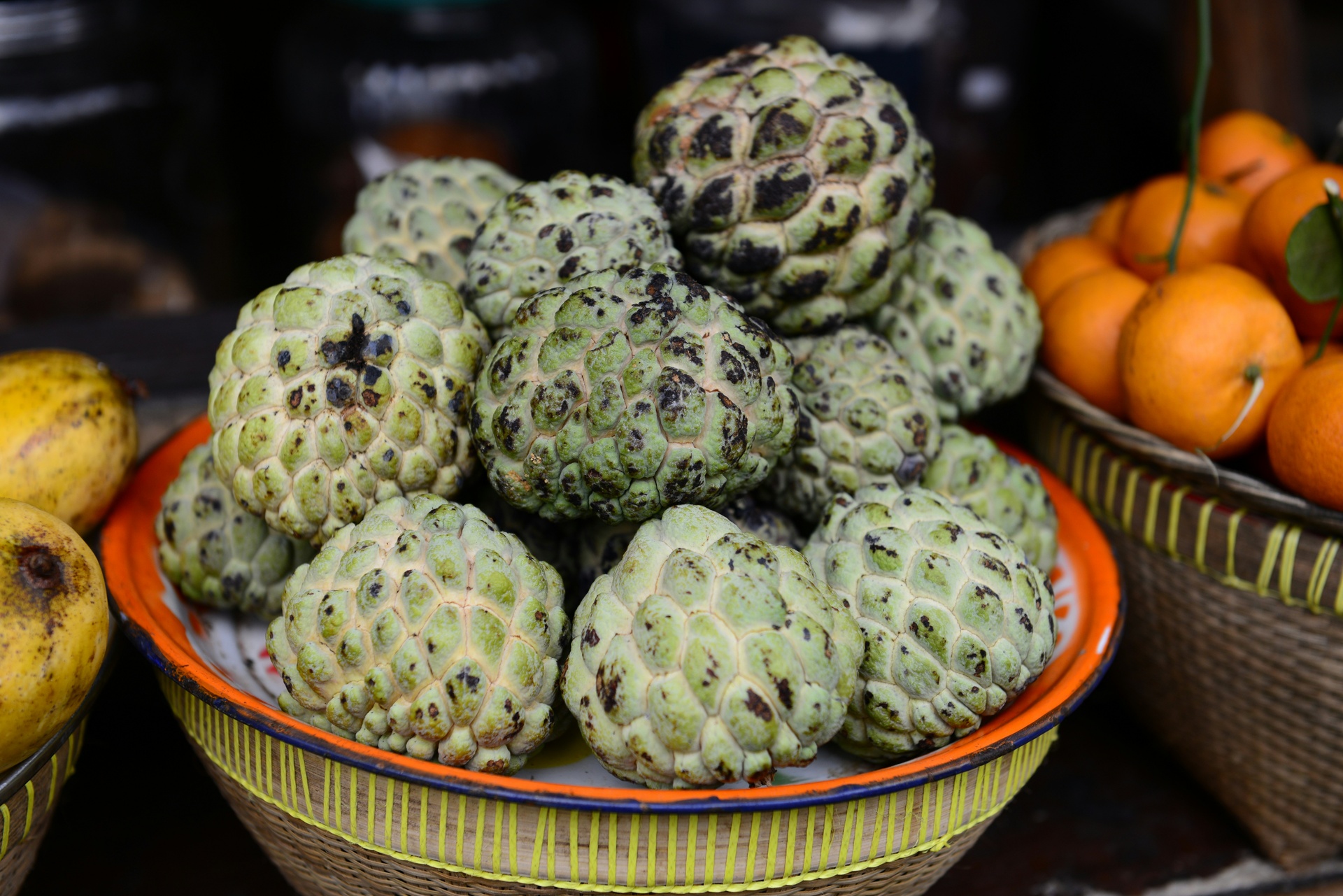 Ponche navideño mexicano con frutas en una olla