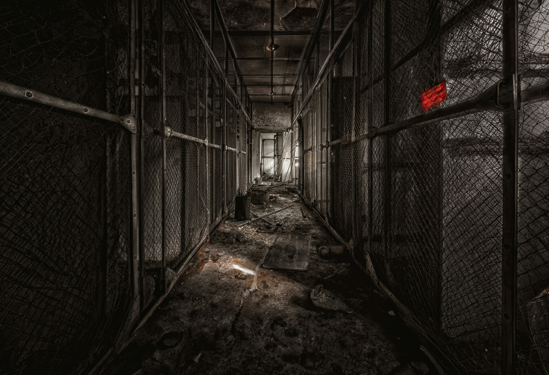 Pasillo oscuro de una casa embrujada tipo Halloween Horror Nights