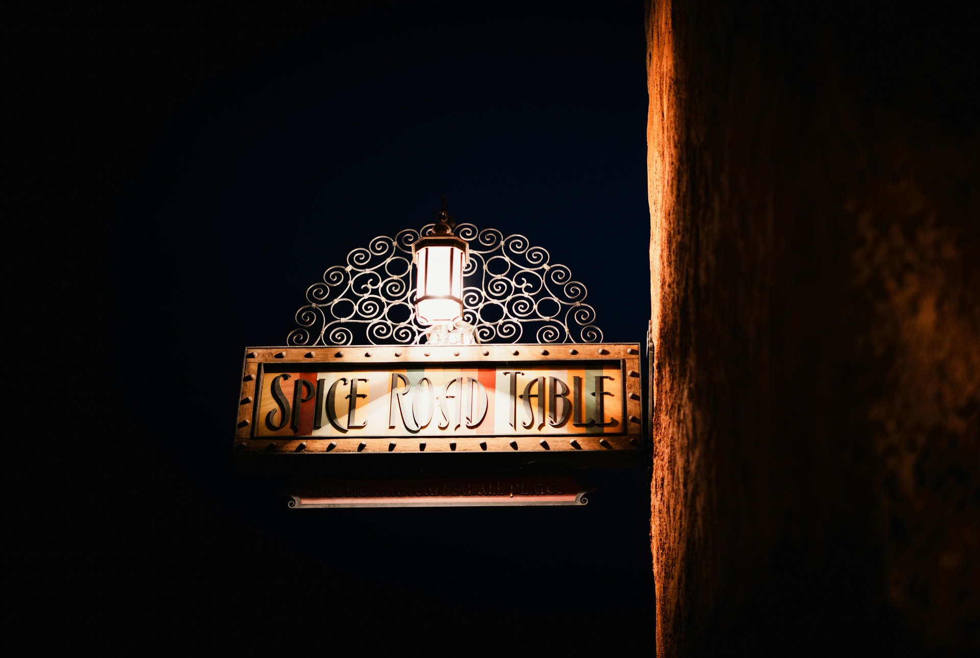 Restaurante iluminado por la noche en Orlando con comensales