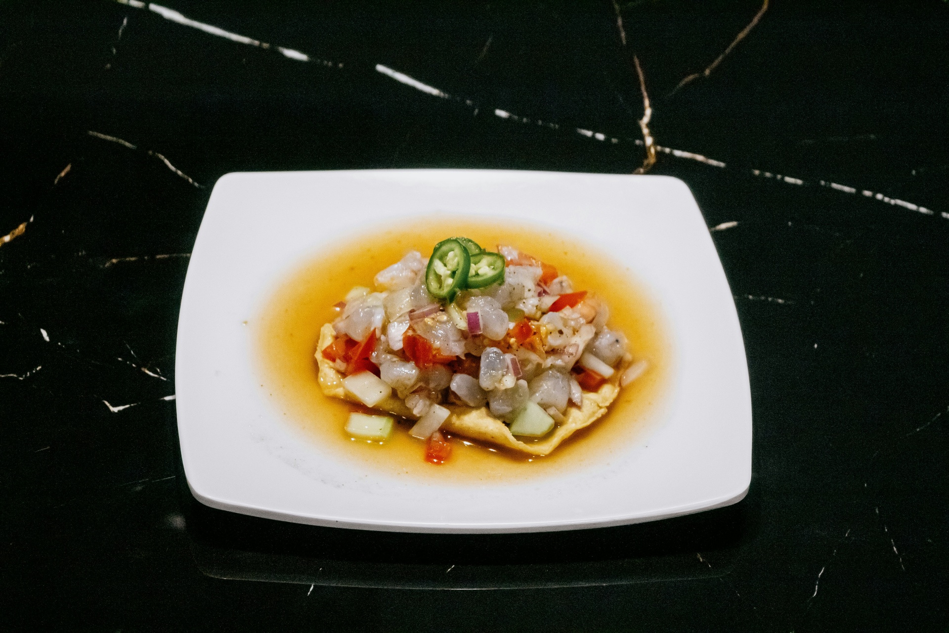 Platón de mariscos frescos y ceviche servido en palapa de playa
