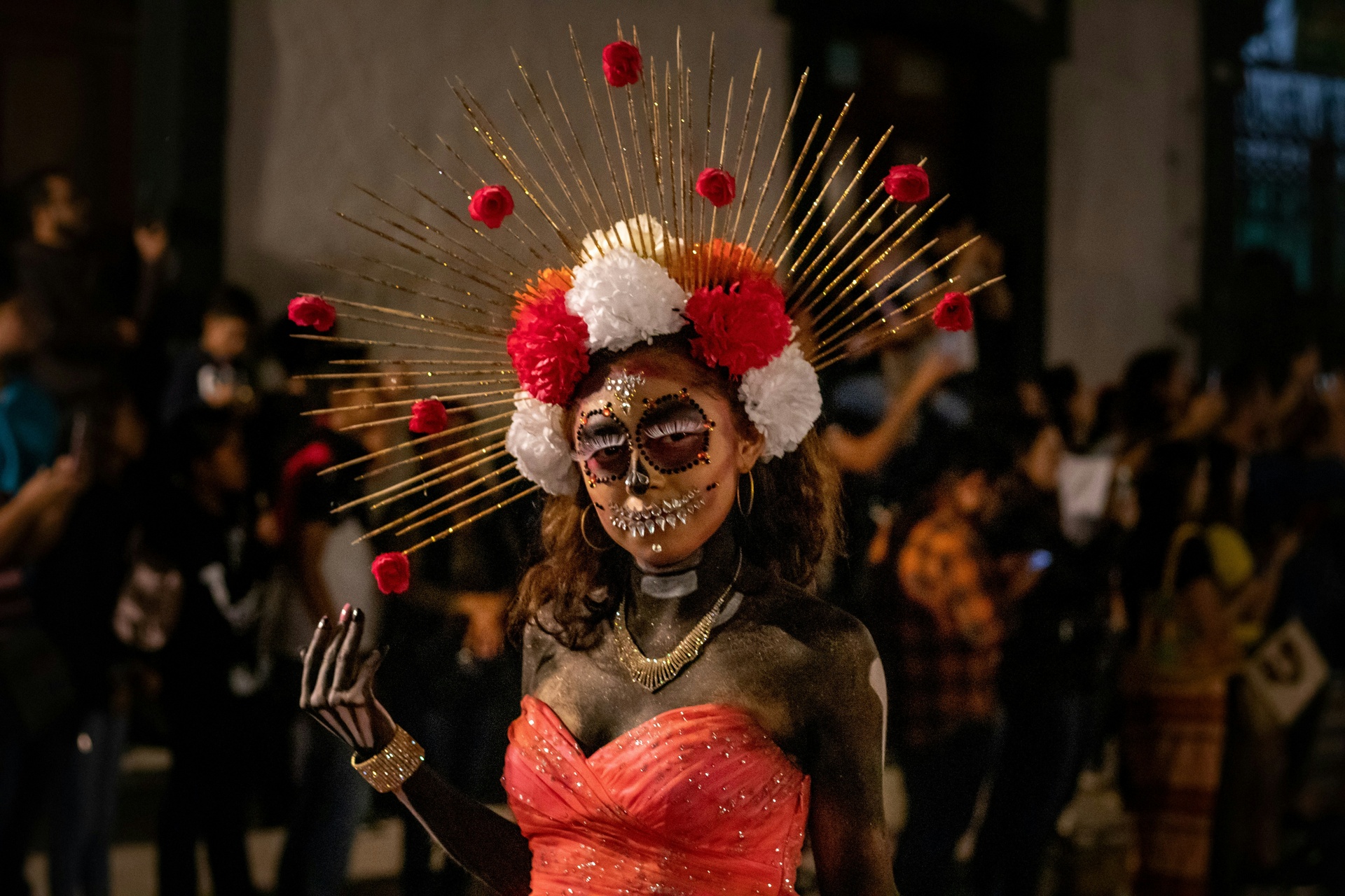 Calenda oaxaqueña con bailarines y marmotas en el Centro Histórico
