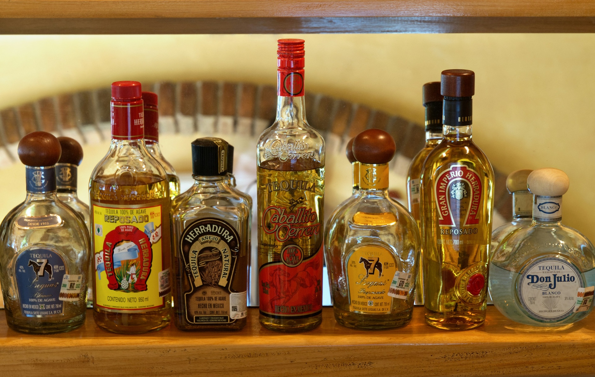 Copa de mezcal artesanal servida en Oaxaca