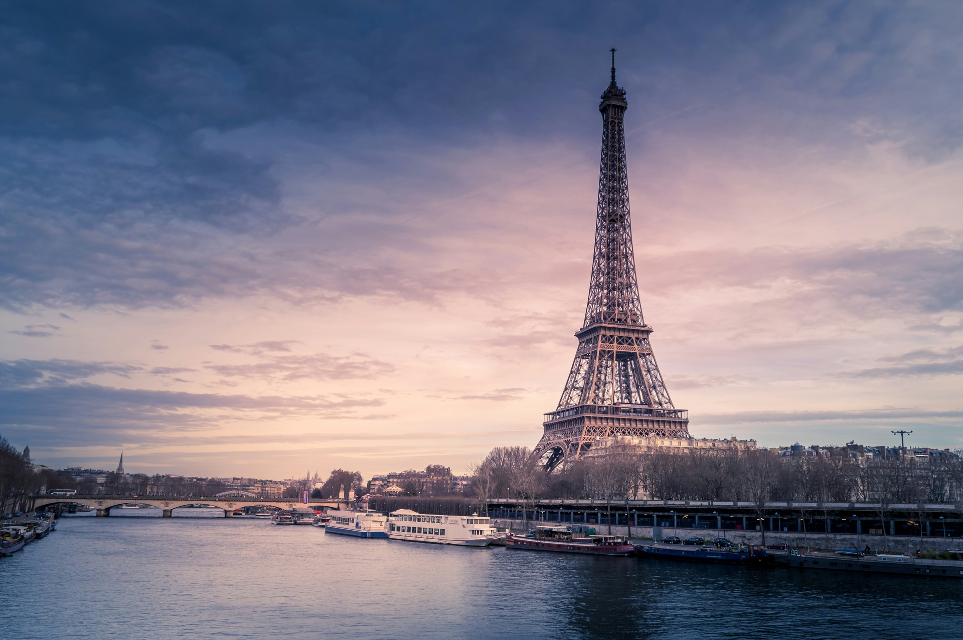 Torre Eiffel iluminada en una noche de invierno