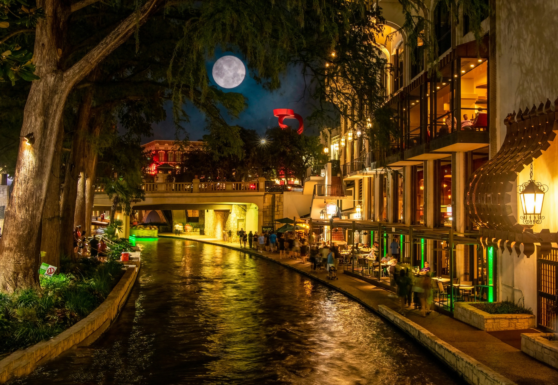 Luces navideñas reflejadas en el River Walk de San Antonio