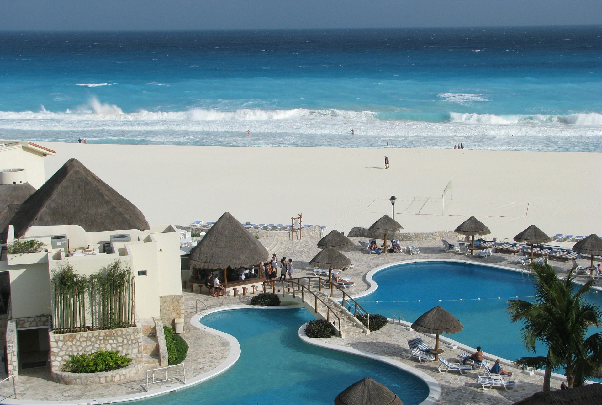 Alberca de un resort todo incluido en el Caribe mexicano
