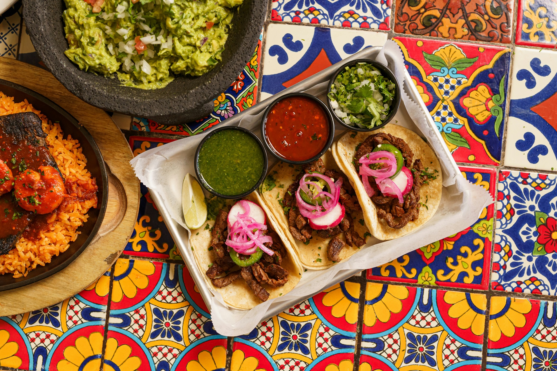 Tacos mexicanos servidos en un restaurante