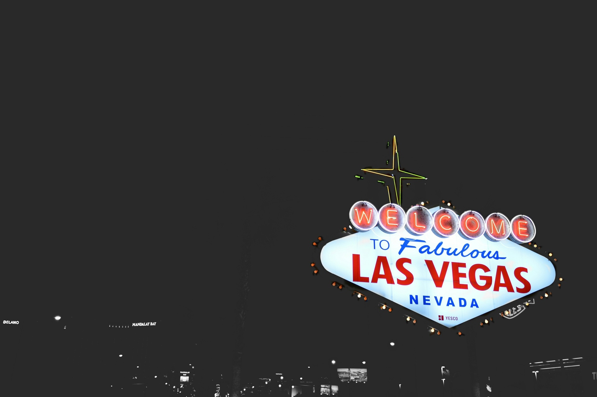 Vista nocturna del Strip de Las Vegas desde una azotea