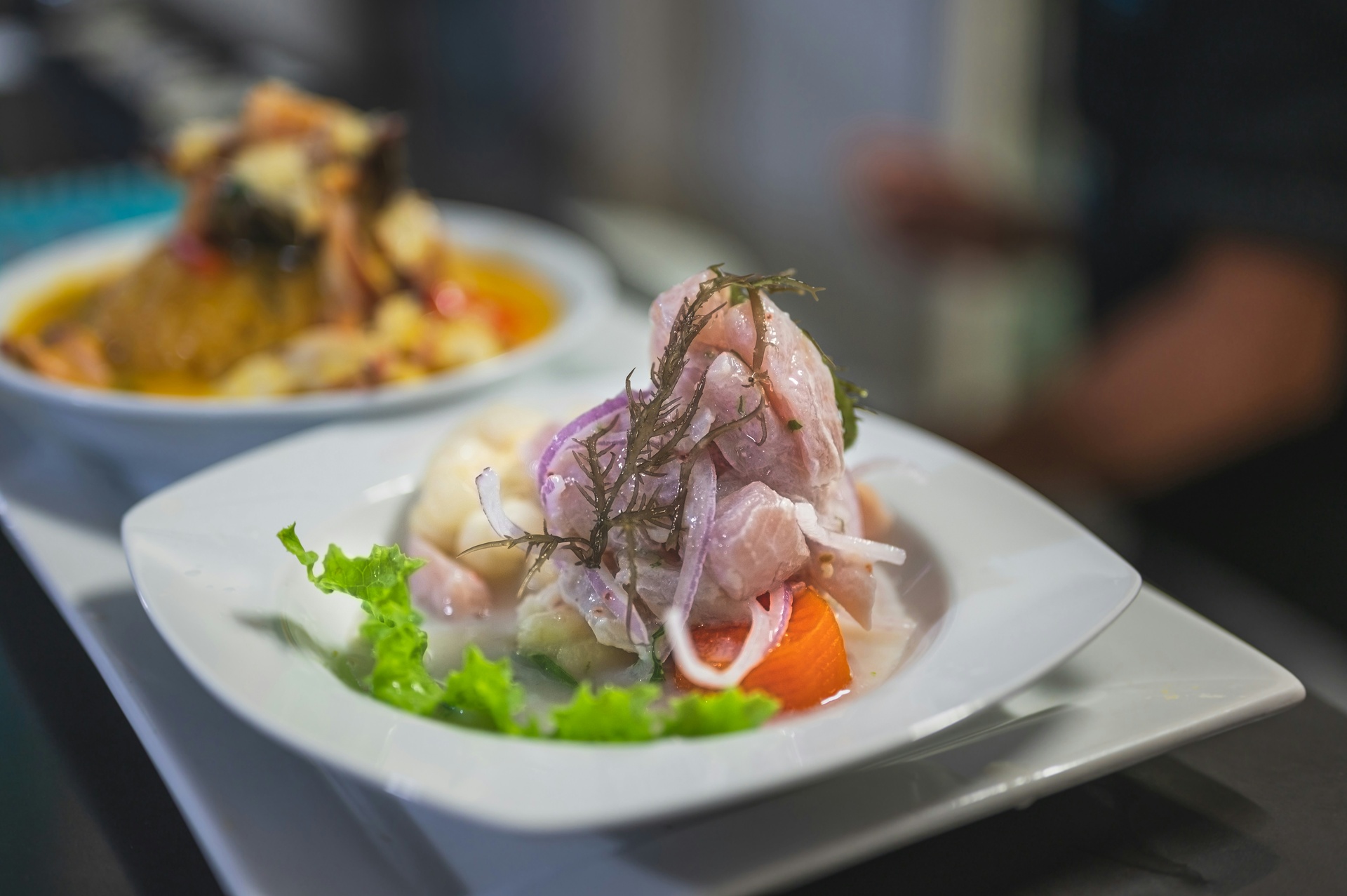 Platillo de mariscos y ceviche servido en un restaurante de playa en Nayarit