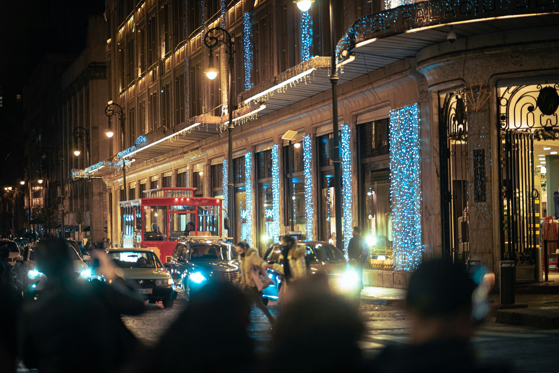 Luces navideñas sobre Paseo de la Reforma en Ciudad de México