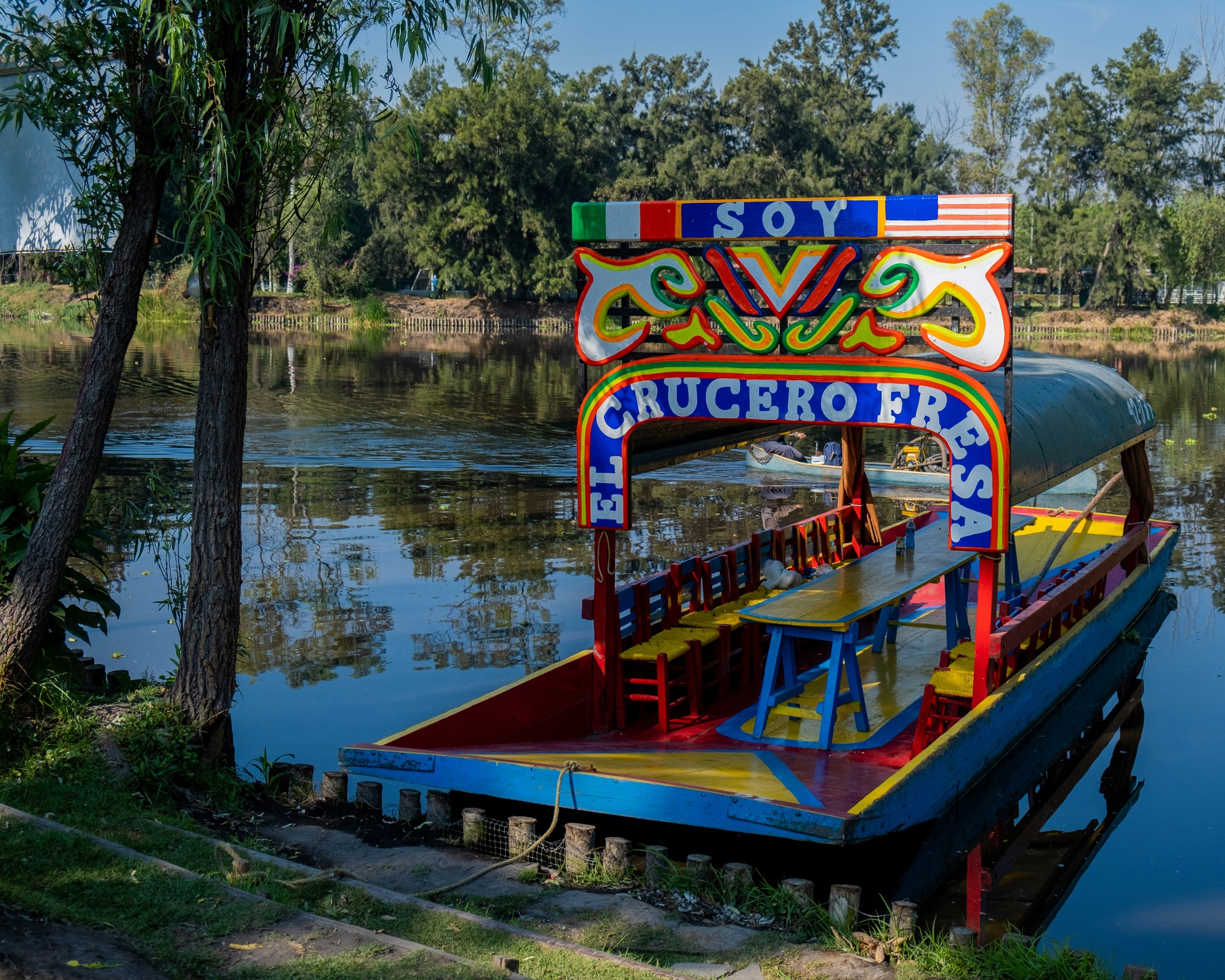 Trajineras coloridas en los canales de Xochimilco