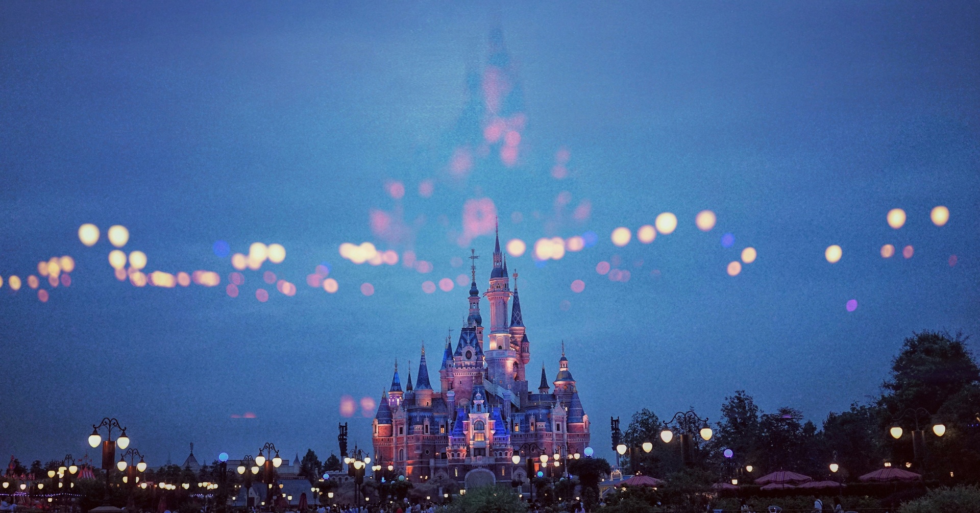 Castillo de Cenicienta iluminado con luces navideñas durante la noche