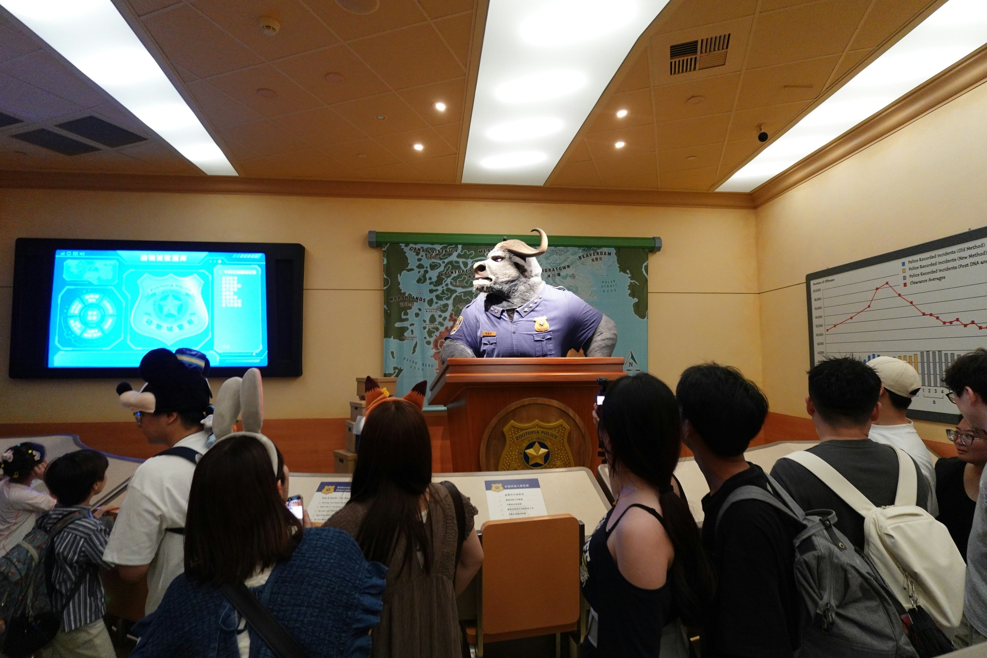 Encuentro con personajes de Disney durante evento navideño nocturno
